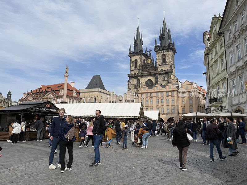 捷克共和国布拉格传统的布拉格复活节市场。老城广场(捷克语:starom<e:1> stsk<e:1> náměstí)。
